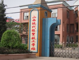 南阳宛城区法院到南阳经济贸易学校开展刑事案件巡回审判暨送法进校园活动(图1)